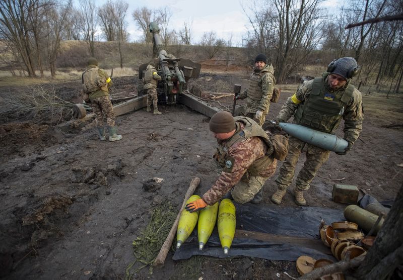 &copy; Reuters. Soldados ucranianos preparan proyectiles de cañón antes de dispararlos contra posiciones de las fuerzas rusas en la región de Donetsk, Ucrania, el 1 de enero de 2023. REUTERS/Anna Kudriavtseva