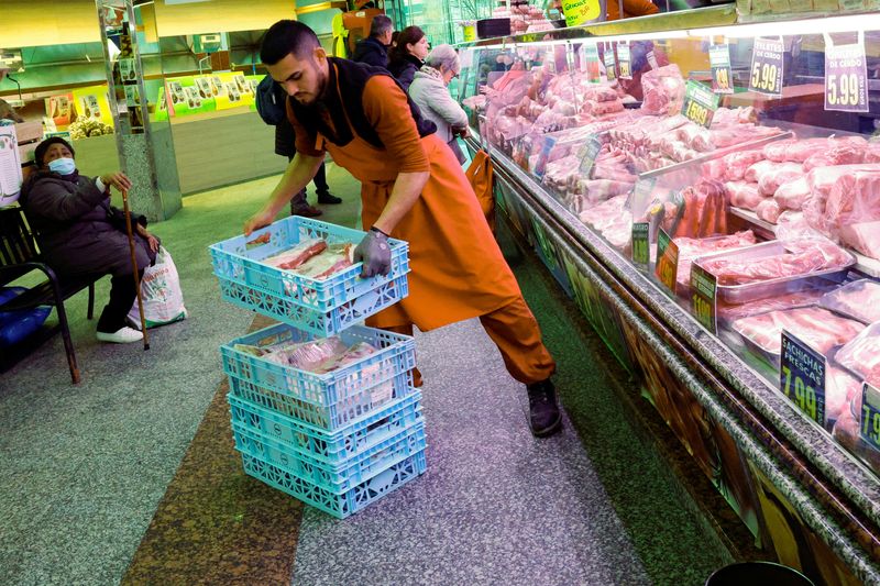 &copy; Reuters. FOTO DE ARCHIVO. Un trabajador manipula productos cárnicos en un supermercado, en Madrid, España. 27 de diciembre de 2022. REUTERS/Violeta Santos Moura