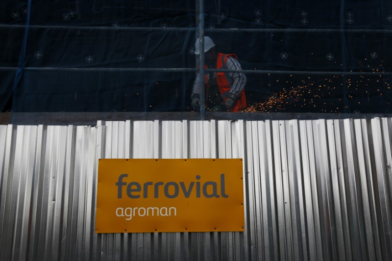&copy; Reuters. FOTO DE ARCHIVO. Un soldador trabaja en una obra de Ferrovial de nuevos edificios residenciales, en Madrid, España. 24 de febrero de 2015. REUTERS/Susana Vera