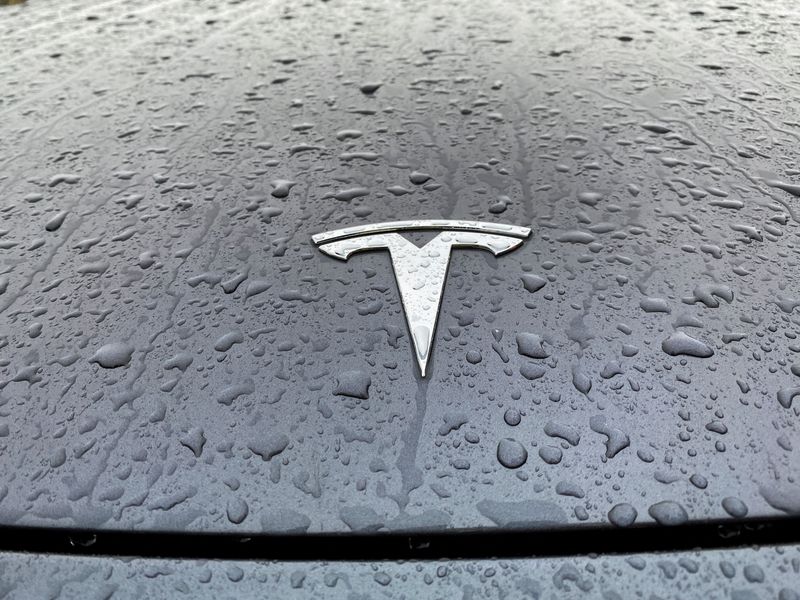 © Reuters. FILE PHOTO: A view shows the Tesla logo on the hood of a car in Oslo, Norway November 10, 2022. REUTERS/Victoria Klesty