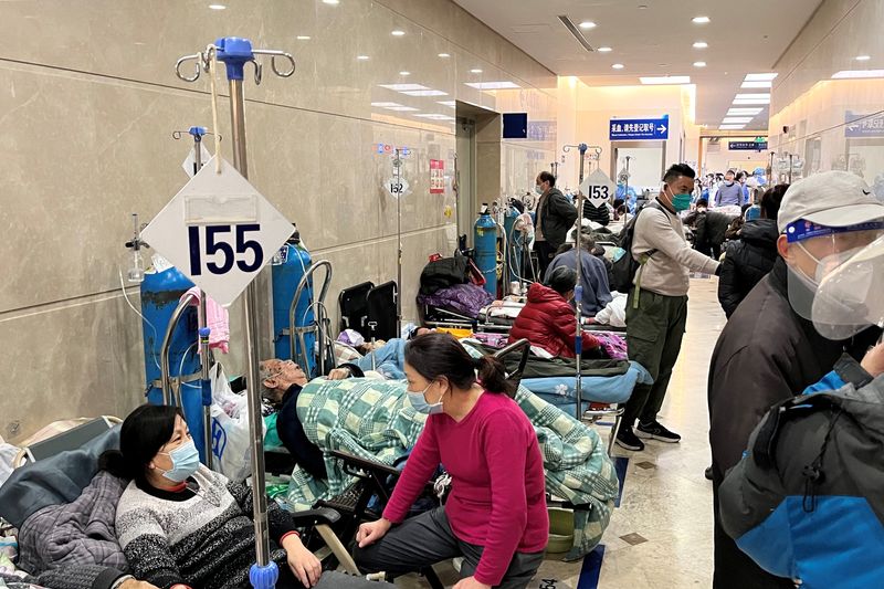 &copy; Reuters. 中国国営メディアは、世界保健機関（ＷＨＯ）との会合を前に新型コロナウイルス感染の深刻さの火消しに走っている。上海の病院で３日撮影。（2023年　ロイター）