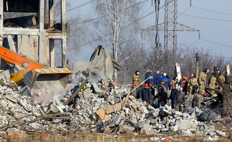 © Reuters. Workers and emergencies' ministry members remove debris of a destroyed building purported to be a vocational college used as temporary accommodation for Russian soldiers, 63 of whom were killed in a Ukrainian missile strike as stated the previous day by Russia's Defence Ministry, in the course of Russia-Ukraine conflict in Makiivka (Makeyevka), Russian-controlled Ukraine, January 3, 2023. REUTERS/Alexander Ermochenko