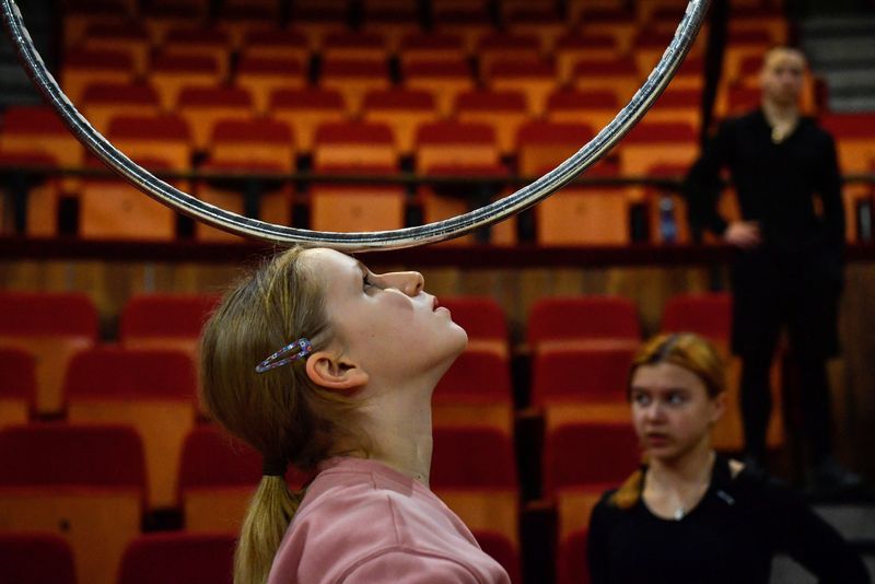 &copy; Reuters. Ukrainian Mariia Kravchenko, a participant of the Yaskrava Arena Dnipro International Children's Circus Festival practices before the competition in Budapest, Hungary, January 1, 2023. REUTERS/Marton Monus
