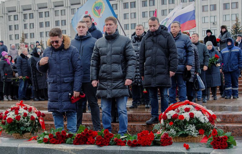 © Reuters. People take part in a ceremony in memory of Russian soldiers killed in the course of Russia-Ukraine military conflict, the day after Russia's Defence Ministry stated that 63 Russian servicemen were killed in a Ukrainian missile strike on their temporary accommodation in Makiivka (Makeyevka) in the Russian-controlled part of Ukraine, in Glory Square in Samara, Russia, January 3, 2023. REUTERS/Albert Dzen 