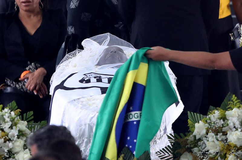 &copy; Reuters. O caixão de Pelé, com as bandeiras do Brasil e do Santos 
03/01/2023
Carla Carniel/Reuters
