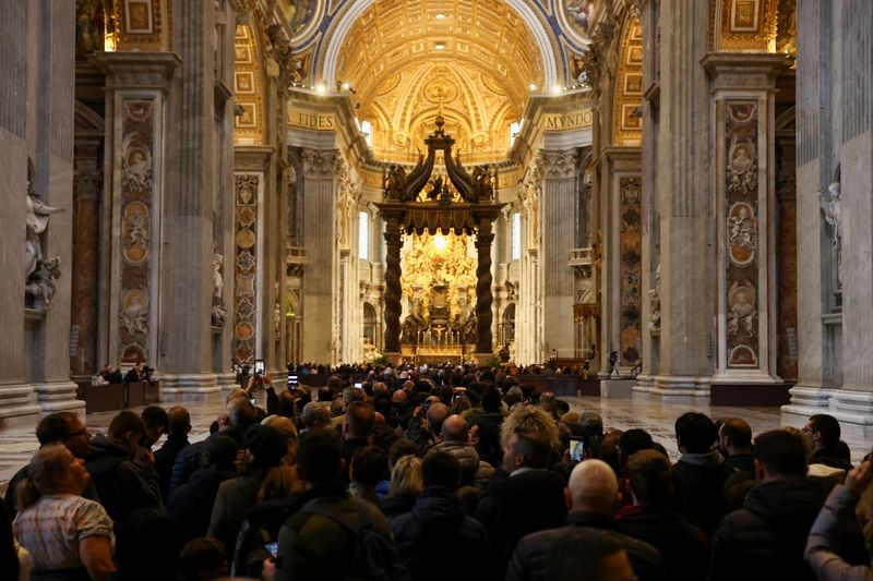 © Reuters. Faithful pay homage to former Pope Benedict, as his body lies in state at St. Peter's Basilica, at the Vatican, January 3, 2023. REUTERS/Kai Pfaffenbach