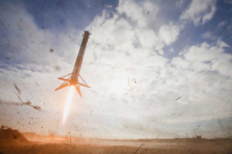 &copy; Reuters. Um propulsor de foguete SpaceX Falcon Heavy desce para pousar após o lançamento com uma carga para a Força Espacial dos EUA em Cabo Canaveral, Flórida, EUA, 1/11/2022. REUTERS/Joe Skipper 