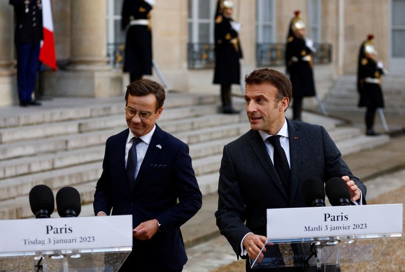 &copy; Reuters. Le président français Emmanuel Macron et le Premier ministre suédois Ulf Kristersson font une déclaration commune avant une réunion à l'Elysée à Paris. /Photo prise le 3 janvier 2023/REUTERS/Gonzalo Fuentes