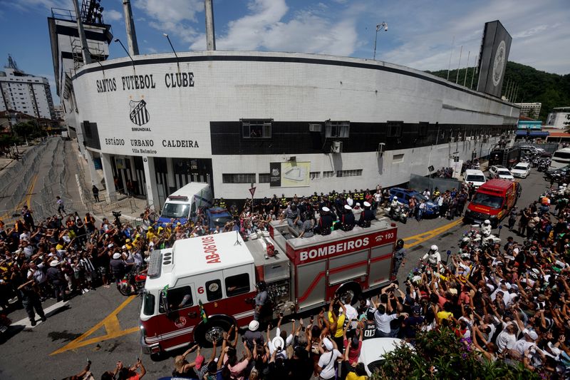 &copy; Reuters. Le cercueil de Pelé est transporté par les pompiers, depuis le stade Vila Belmiro de son ancien club Santos. /Photo prise le 3 janvier 2022/REUTERS/Ricardo Moraes