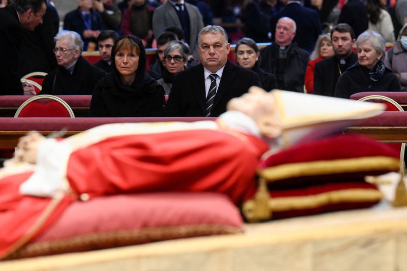 &copy; Reuters. El primer ministro húngaro, Viktor Orban, rinde homenaje al ex papa Benedicto XVI en la Basílica de San Pedro del Vaticano. 3 de enero, 2023. Vatican Media/Handout via REUTERS