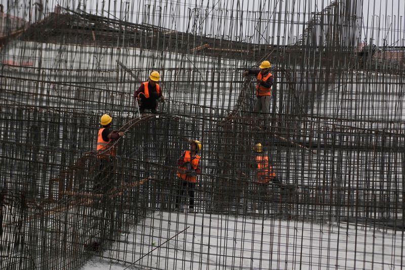 &copy; Reuters. Workers work at a construction site, following the coronavirus disease (COVID-19) outbreak, in Shanghai, China, October 14, 2022. REUTERS/Aly Song