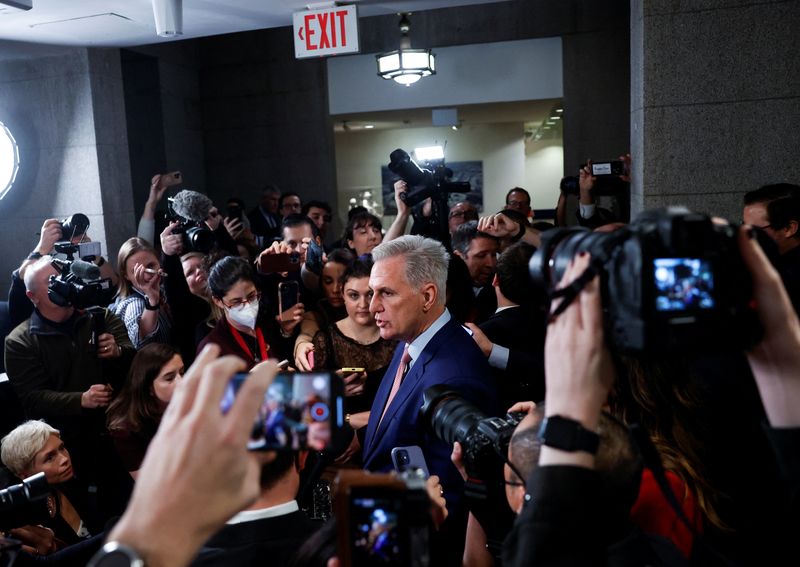 © Reuters. U.S. House Republican leader Kevin McCarthy (R-CA) is surrounded by reporters after a House Republican caucus meeting on the first day of the 118th Congress at the U.S. Capitol in Washington, U.S., January 3, 2023. REUTERS/Evelyn Hockstein