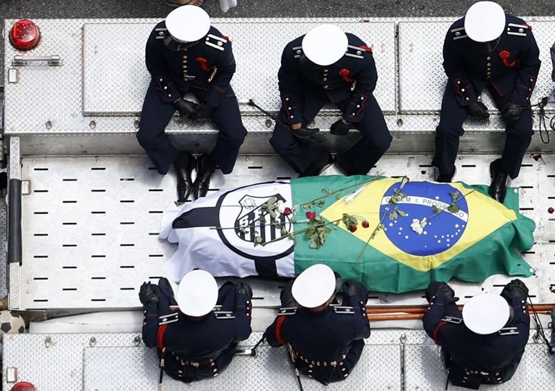 © Reuters. Soccer Football - Death of Brazilian soccer legend Pele - Santos, Brazil - January 3, 2023 Members of the National Guard are pictured as the casket of Brazilian soccer legend Pele is transported by the fire department, from his former club Santos' Vila Belmiro stadium REUTERS/Amanda Perobelli