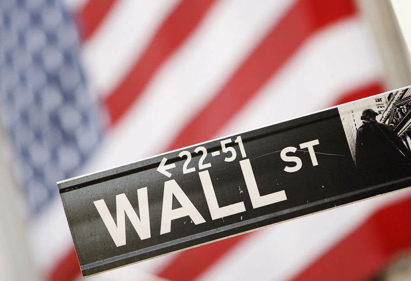 &copy; Reuters. Un cartello stradale di Wall Street davanti alla sede della Borsa di New York. REUTERS/Lucas Jackson