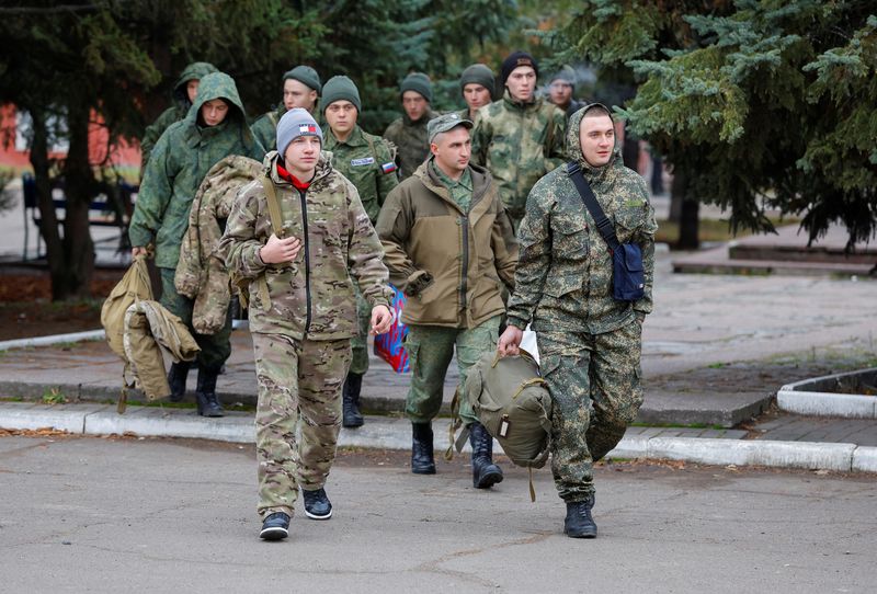 &copy; Reuters. FOTO DE ARCHIVO-Reclutas, entre ellos estudiantes que regresaron de las unidades militares rusas tras ser desmovilizados, caminan para asistir a una ceremonia de reconocimiento en el transcurso del conflicto entre Rusia y Ucrania, en la región ucraniana 