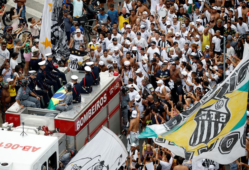 © Reuters. Cortejo fúnebre do rei Pelé pelas ruas de Santos
03/01/2023
REUTERS/Amanda Perobelli  