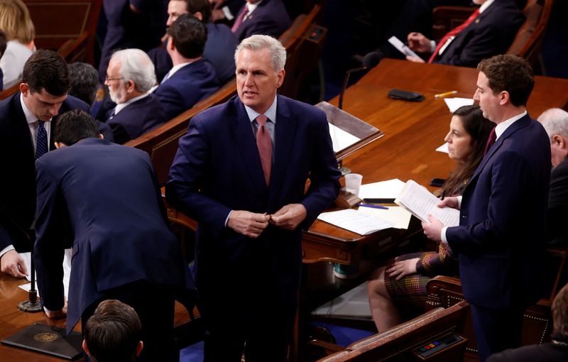 &copy; Reuters. Líder republicano Kevin McCarthy abotoa seu paletó e olha ao redor da Câmara depois de não conseguir votos suficientes na primeira votação para ser o próximo oresidente da Câmara
03/01/2023
REUTERS/Jonathan Ernst