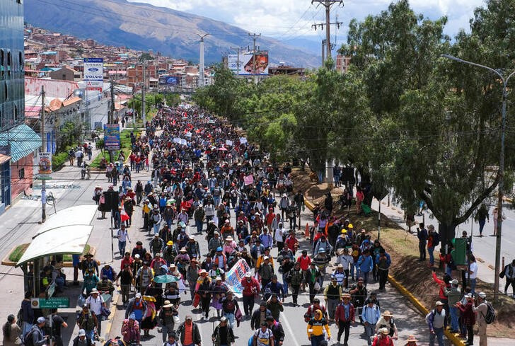 &copy; Reuters. Miembros de comunidades indígenas y campesinos participan en una marcha en Cuzco durante una protesta exigiendo la disolución del Congreso y la celebración de elecciones democráticas en lugar de reconocer a Dina Boluarte como presidenta de Perú, tras