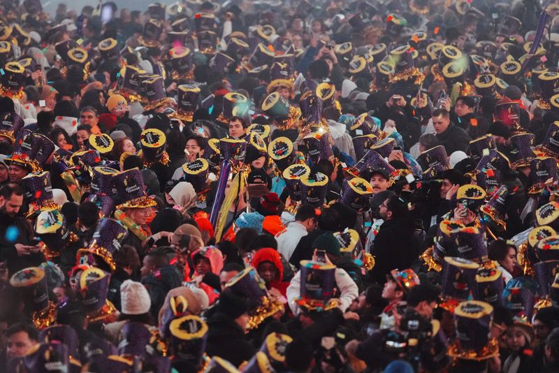 &copy; Reuters. FILE PHOTO: People celebrate during the first New Year event without restrictions since the coronavirus disease (COVID-19) pandemic in the Manhattan borough of New York City, New York, U.S., January 1, 2023. REUTERS/Jeenah Moon