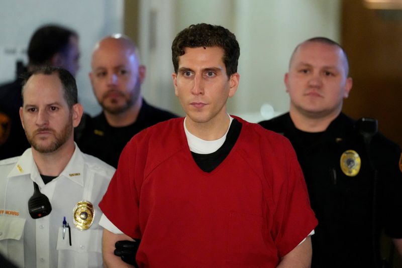 © Reuters. Bryan Kohberger, who is accused of killing four University of Idaho students, is escorted to an extradition hearing at the Monroe County Courthouse in Stroudsburg, Pennsylvania, U.S., January 3, 2023.     Matt Rourke/Pool via REUTERS