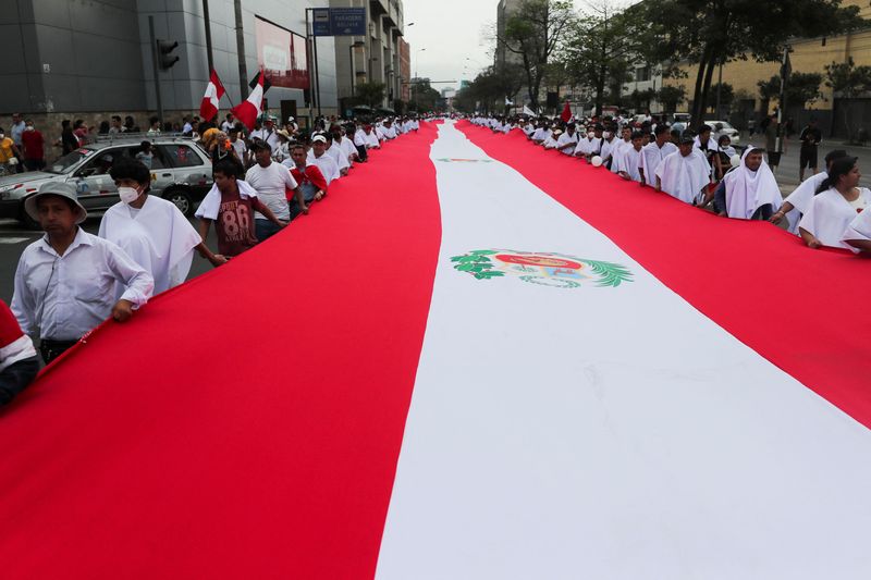&copy; Reuters. Demonstrators hold a giant national flag as they participate in a march asking for peace, after violent protests in the country, following the ousting and arrest of former President Pedro Castillo, in Lima, Peru January 3, 2023. REUTERS/Sebastian Castaned