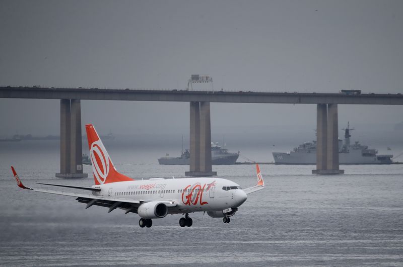 © Reuters. Avião da GOL Linhas Aéreas se prepara para pousar no aeroporto Santos Dumont, no Rio de Janeiro
21/03/2019
REUTERS/Sergio Moraes