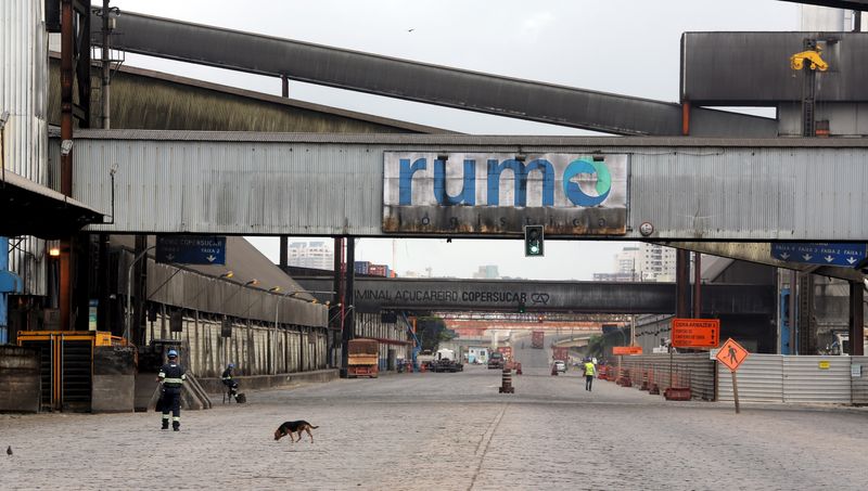 © Reuters. Terminal da Rumo no porto de Santos (SP) 
06/04/2015
REUTERS/Paulo Whitaker