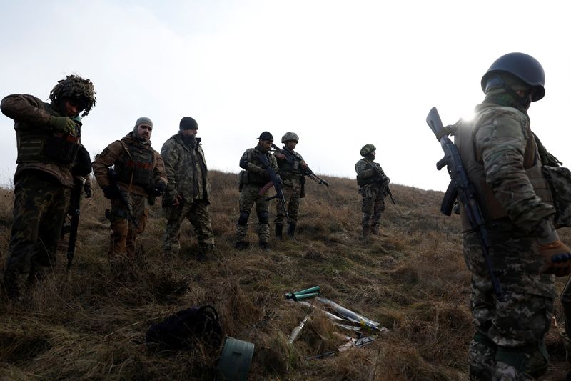 © Reuters. Soldiers from Carpathian Sich international battalion conduct manoeuvres near the front line, as Russia's attack on Ukraine continues, in Kreminna, Ukraine, January 3, 2023. REUTERS/Clodagh Kilcoyne