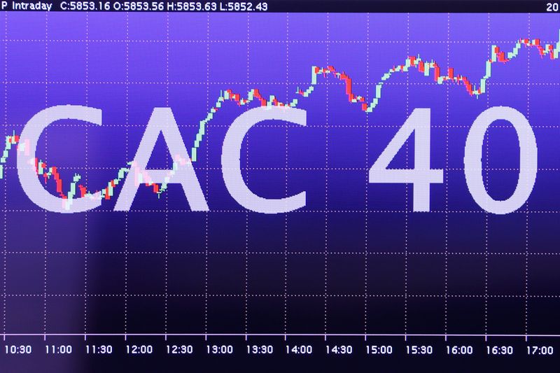 &copy; Reuters. Un écran électronique affiche les informations sur les actions du CAC 40 au siège d'Euronext à La Défense, quartier financier de Paris, France. /Photo d'archives/REUTERS/Charles Platiau