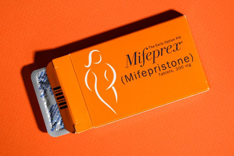 © Reuters. FILE PHOTO: A pack of Mifeprex pills, used to terminate early pregnancies, is displayed in this picture illustration taken May 11, 2022. REUTERS/Caitlin Ochs/Illustration