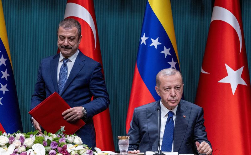 &copy; Reuters. FILE PHOTO: Turkish President Tayyip Erdogan and Central Bank Governor Sahap Kavcioglu are pictured during a signing ceremony in Ankara, Turkey, June 8, 2022. REUTERS/Umit Bektas/File Photo