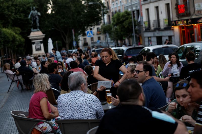 &copy; Reuters. FILE PHOTO: A waiter works at a crowded restaurant terrace in central Madrid, Spain, June 4, 2022. Picture taken June 4, 2022. REUTERS/Susana Vera