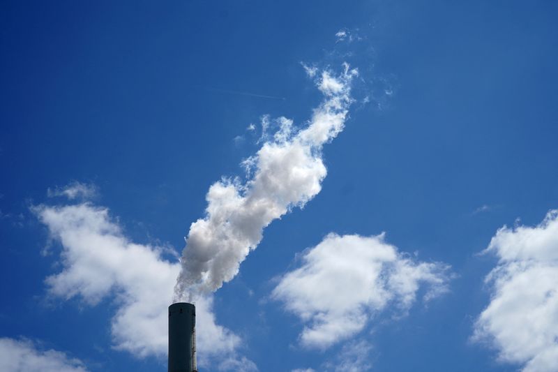 &copy; Reuters. FOTO DE ARCHIVO: Humo de una chimenea de Grosskraftwerk Mannheim AG (GKM), la mayor central eléctrica de carbón duro de Baden-Wuerttemberg, en Mannheim, Alemania, 8 de julio de 2022.     REUTERS/Timm Reichert