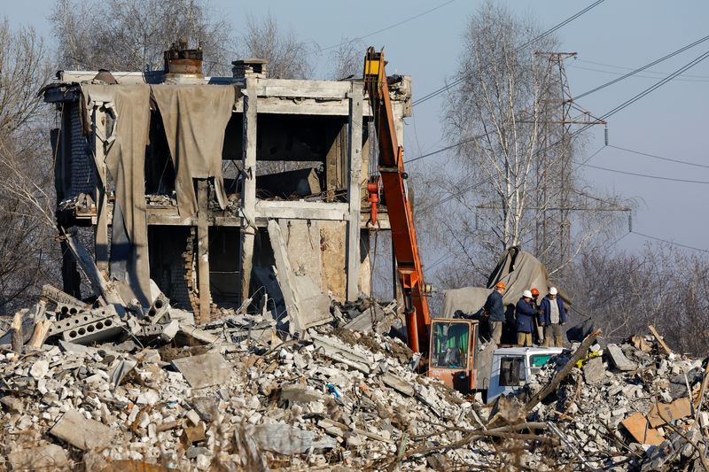 &copy; Reuters. FOTO DE ARCHIVO: Trabajadores retiran los escombros de un edificio destruido que supuestamente era una escuela de formación profesional utilizada como alojamiento temporal para soldados rusos, 63 de los cuales murieron en un ataque con misiles ucranianos