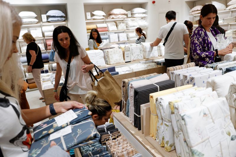 &copy; Reuters. FOTO DE ARCHIVO. Clientes compran durante la inauguración de una tienda de Zara, en San Sebastián de los Reyes, Madrid, España. 8 de septiembre de 2022. REUTERS/Susana Vera