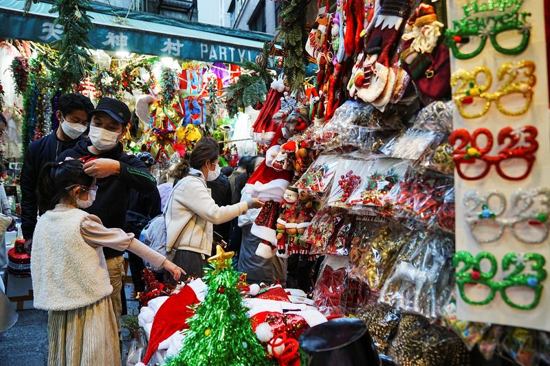 &copy; Reuters. FILE PHOTO: Customers shop for Christmas costumes at a stall in Hong Kong, China December 24, 2022. REUTERS/Lam Yik