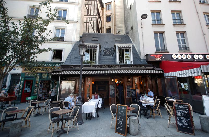 &copy; Reuters. FILE PHOTO: People eat lunch at a deserted Le Petit Chatelet restaurant in the Quartier Latin as the country battles to contain the coronavirus disease (COVID-19) while ensuring that economic and social activities can continue, in Paris, France, September