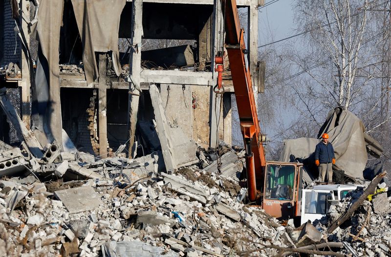&copy; Reuters. Des ouvriers enlèvent les débris d'un bâtiment détruit, censé être un collège professionnel utilisé comme hébergement temporaire pour les soldats russes, dont 63 ont été tués par un tir de missile ukrainien, Makiivka, Ukraine sous contrôle ru