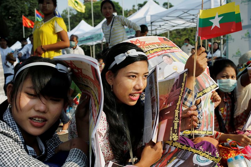 &copy; Reuters. Des participants portent des drapeaux du Myanmar lors d'un rassemblement nationaliste à Yangon, Myanmar. /Photo prise le 9 février 2020/REUTERS/Ann Wang