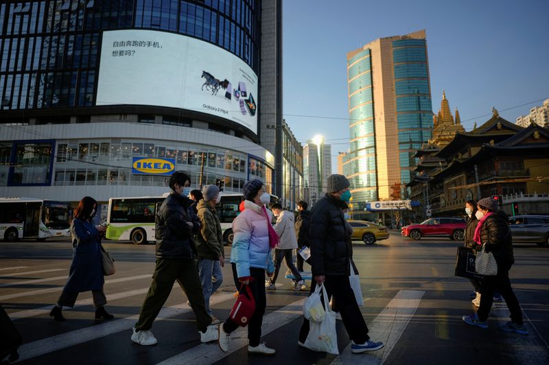 &copy; Reuters. Pessoas usando máscaras de proteção em rua de Xangai, na China, durante pandemia de Covid-19
03/01/2023 REUTERS/Aly Song