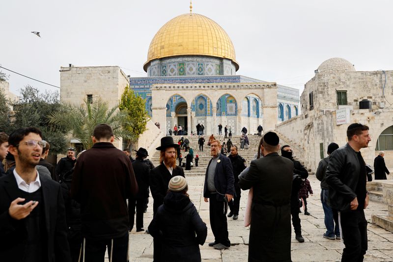 &copy; Reuters. FILE PHOTO: Visitors gather near the Dome of the Rock on the compound known to Muslims as the Noble Sanctuary and to Jews as the Temple Mount, in Jerusalem's Old City January 3, 2023. REUTERS/Ammar Awad/File Photo