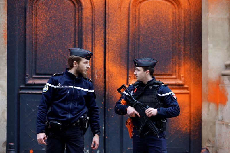 &copy; Reuters. Des gendarmes français se tiennent devant l'hôtel Matignon après que des militants écologistes du groupe "Dernière Rénovation" ont pulvérisé de la peinture sur la façade pour attirer l'attention sur le changement climatique et dénoncer le non-re