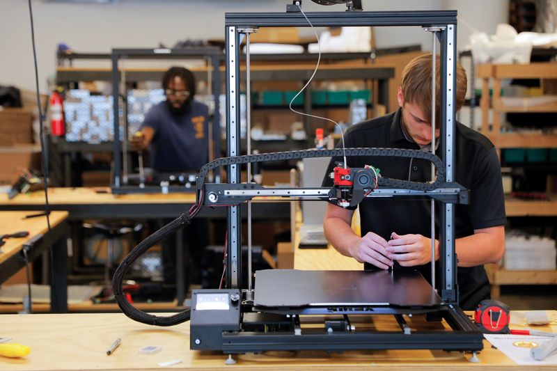 &copy; Reuters. Kaome O'Faire e Ian Jaffe, membros da equipe de montagem de impressoras 3D, trabalham na gCreate, fabricante de impressoras 3D, Nova York, EUA, 02/06/2021. REUTERS/Andrew Kelly