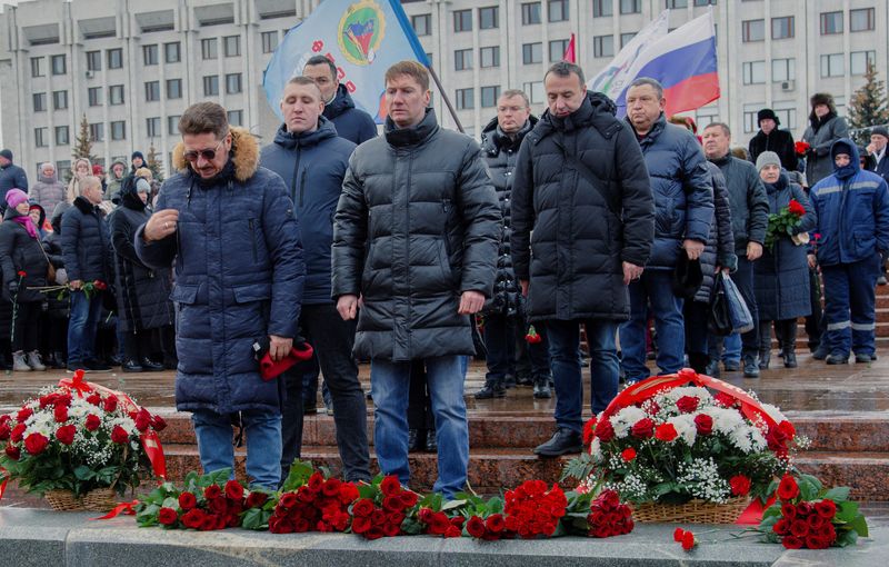 &copy; Reuters. Persone partecipano a una cerimonia in memoria dei soldati russi uccisi nel corso del conflitto militare tra Russia e Ucraina, il giorno dopo che il Ministero della Difesa russo ha dichiarato che 63 militari russi sono stati uccisi in un attacco missilist