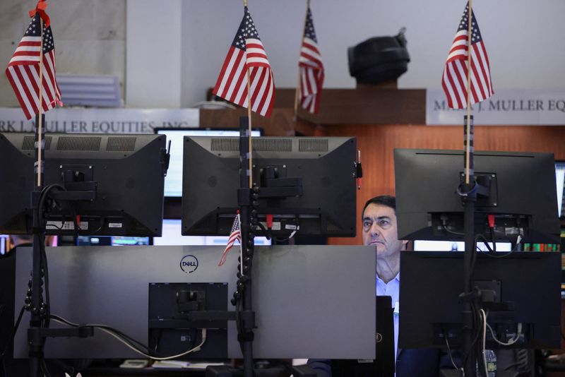 &copy; Reuters. متداول يعمل في بورصة نيويورك يوم 14 ديسمبر كانون الأول 2022. تصوير: أندرو كيلي – رويترز.