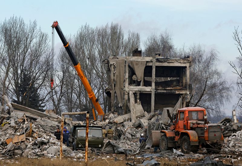 &copy; Reuters. Trabajadores retiran los escombros de un edificio destruido usado como alojamiento temporal para soldados rusos, decenas de los cuales murieron en un ataque con misiles ucranianos, en Makiivka, en Ucrania controlada por Rusia. 4 de enero de 2023. REUTERS/