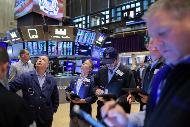 &copy; Reuters. Des traders dans la salle des marchés de la Bourse de New York (NYSE) à Manhattan, New York, États-Unis. /Photo prise le 11 novembre 2022/REUTERS/Andrew Kelly