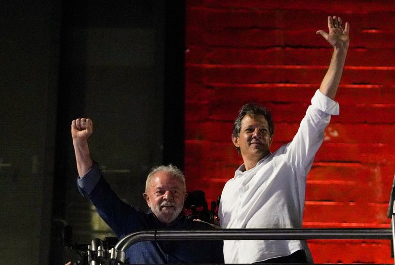 &copy; Reuters. FOTO DE ARCHIVO: El expresidente y candidato presidencial de Brasil, Luiz Inácio Lula da Silva, y el candidato a gobernador de Sao Paulo, Fernando Haddad, reaccionan en un mitin durante el día de la segunda vuelta de las elecciones presidenciales brasil