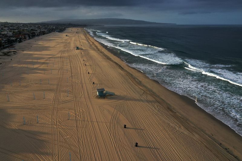 © Reuters. Beaches on the Pacific Ocean lie empty after Los Angeles issued a stay-at-home order and closed beaches and state parks, as the spread of the coronavirus disease (COVID-19) continues, in Manhattan Beach, California, U.S., April 2, 2020.  REUTERS/Lucy Nicholson     TPX IMAGES OF THE DAY - RC2JWF9H0POG