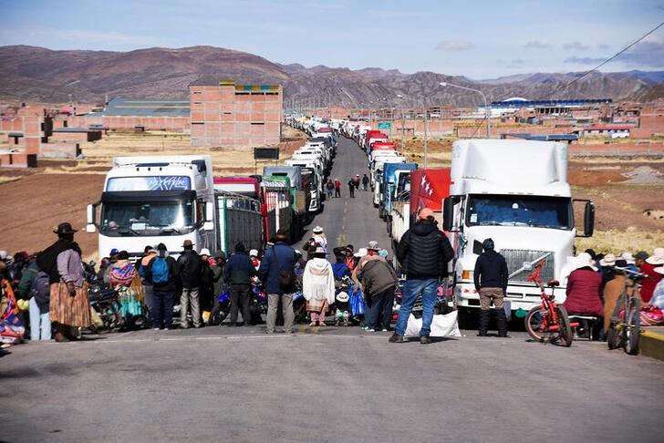 &copy; Reuters. IMAGEN DE ARCHIVO. Los transportistas esperan en fila mientras manifestantes bloquean el paso fronterizo de Desaguadero entre Bolivia y Perú durante una protesta tras la destitución del expresidente de Perú Pedro Castillo, en Desaguadero, Perú, el 16 
